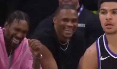 完美电竞直播公司-美媒晒鲍尔今日三分投进后看向替补席的威少，后者开怀大笑