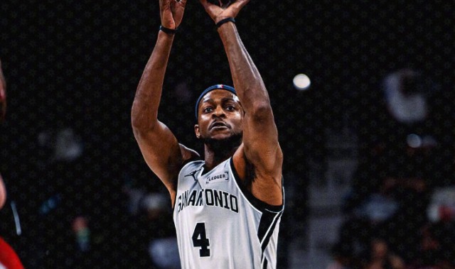 完美电竞体育集团-文班缺阵福克斯25+5+7+3，榜眼秀化身全能战士，马刺力克开拓者